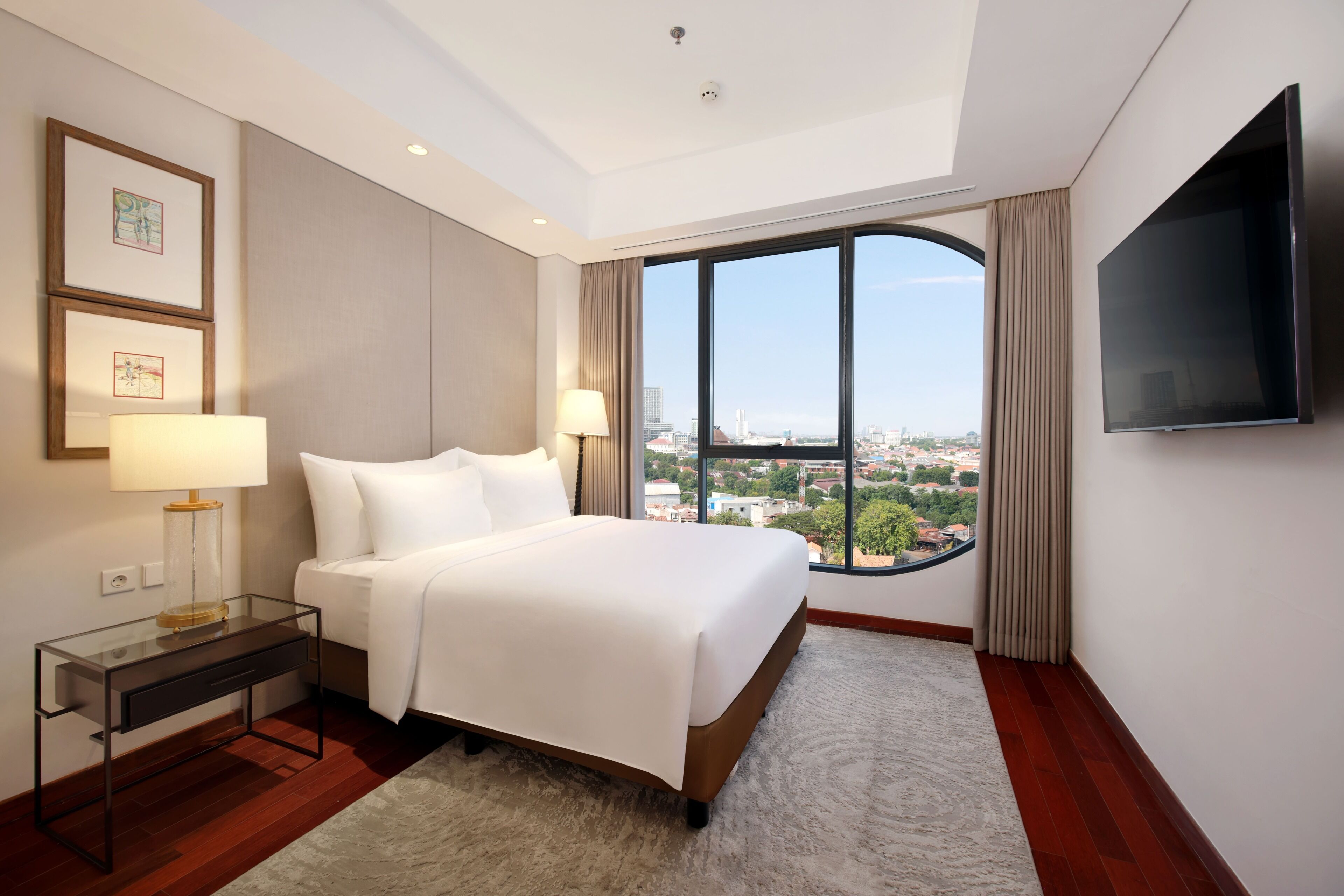 Premium bedding, in-room safe, blackout drapes, soundproofing