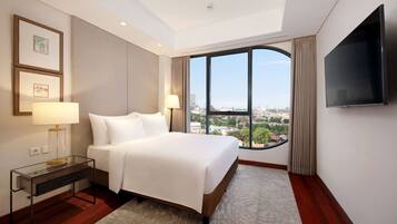 Premium bedding, in-room safe, blackout drapes, soundproofing