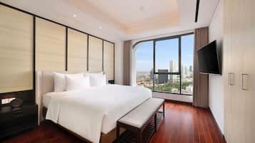Premium bedding, in-room safe, blackout drapes, soundproofing