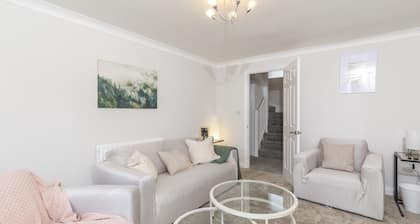 ✨ Bright 3-bedroom house in East Oxford with garden & parking for two cars. Recently refreshed with a spacious open-plan kitchen/dining area, separate lounge and 2 bathrooms — ideal for families, groups or work stays.