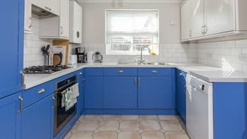 Wasserkocher mit Kaffee-/Teezubehör, Kühlschrank, Mikrowelle, Ofen