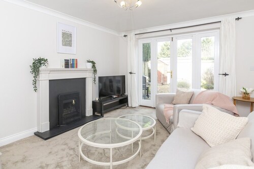 ✨ Bright 3-bedroom house in East Oxford with garden & parking for two cars. Recently refreshed with a spacious open-plan kitchen/dining area, separate lounge and 2 bathrooms — ideal for families, groups or work stays.
