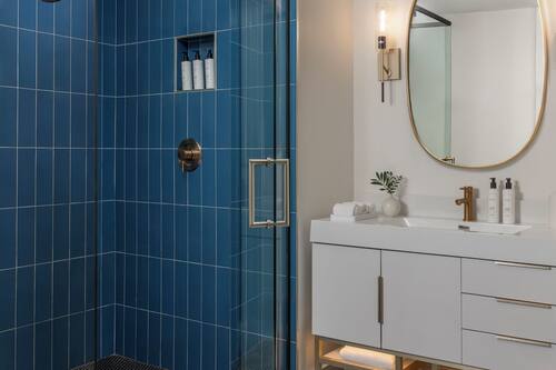 Dusche, Regendusche, Designer-Toilettenartikel, Handtücher