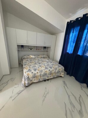 Room - Villa Azzurra with Terrace and Private Parking in Sant’Anna Arresi (Sant'Anna Arresi)