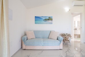 TV - Villa Azzurra with Terrace and Private Parking in Sant’Anna Arresi (Sant'Anna Arresi)
