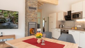 Eine moderne Küche mit weißen Schränken, einer Mikrowelle und einem eingebauten Backofen.