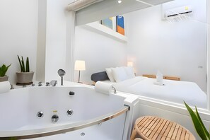 Basic Double Room | Desk, free WiFi - Naptel Changmoi (Chiang Mai)