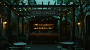Paikassa on baari nimeltä »Old Nick's», jossa on puinen pergola, valonauhoja ja baaritiskillä on runsaasti pulloja. Lisäksi siellä on ulkona pöytiä ja tuoleja.