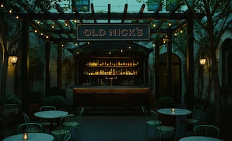 Un bar llamado 'Old Nick's' con una pérgola de madera, luces colgantes y una barra llena de botellas. Hay mesas y sillas al aire libre.