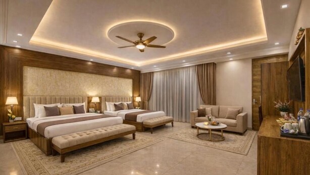Une chambre d’hôtel moderne avec un grand lit, un canapé, une table basse et un téléviseur.