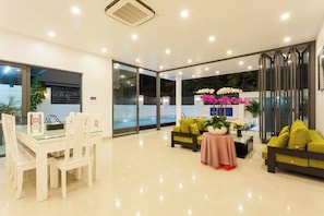 วิลล่า, 5 ห้องนอน, พร้อมสิ่งอำนวยความสะดวกสำหรับผู้พิการ, สูบบุหรี่ได้ | ห้องนั่งเล่น