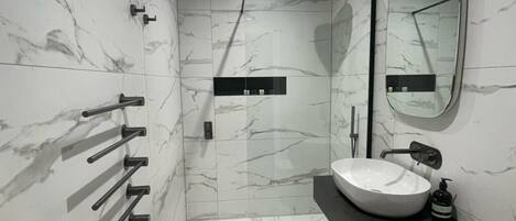 Chambre Standard double | Salle de bain | Articles de toilette (gratuits), séchoir à cheveux, serviettes fournies
