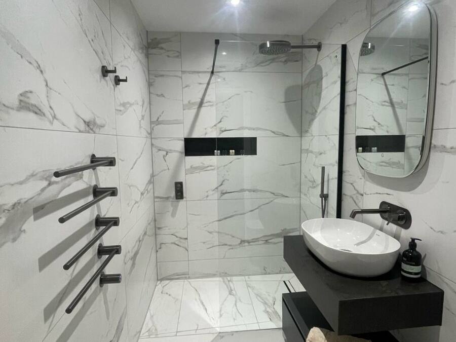 Chambre Double Standard | Salle de bain | Articles de toilette gratuits, sèche-cheveux, serviettes fournies, savon