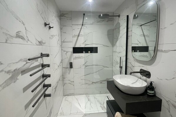 Kamar Double Standar | Kamar mandi | Perlengkapan mandi gratis, pengering rambut, handuk, dan sabun