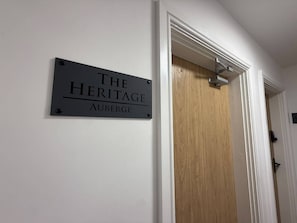 Una señal en una pared que dice 'The Heritage Auberge'.