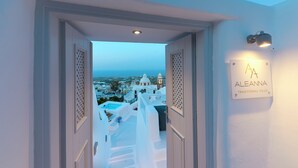 Vista desde la entrada de un hotel a una villa tradicional con un cartel que dice "ALEANNA TRADITIONAL VILLA".