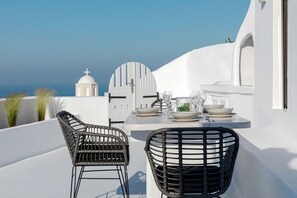 Outdoor dining - Aleanna Traditional Villa @ Fira 3-bedroom-3 bathroom (Thera Fira)