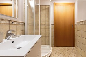 Basic Studio | Bathroom - Lemon House 1 by Wonderful Italy (Gardone Riviera)