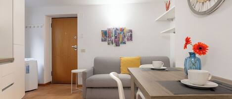 Basic Studio | Living room