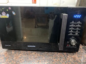 Deluxe Room | Microwave - Diamond Villa (Greater Noida)