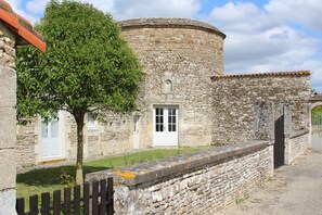 Exterior - “Logis within the Castle Grounds” with Private Garden, Wi-Fi, and Air Conditioning (Paizay-Naudouin-Embourie)