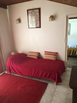 4 habitaciones, tabla de planchar con plancha, wifi y ropa de cama 