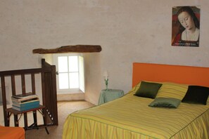 4 habitaciones, tabla de planchar con plancha, wifi y ropa de cama 