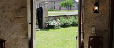 المنشأة من الداخل