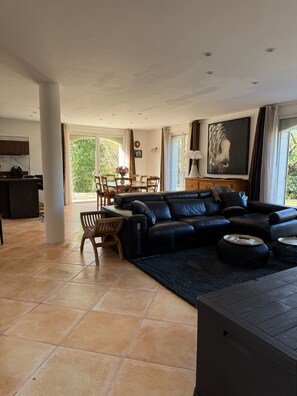 Living area - BASTIDE MODERNE "DOLCE VITA" at the foot of the Cévennes Piedmont (MAURESSARGUES)