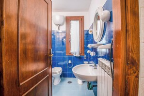 House, Balcony, Garden View | Bathroom
