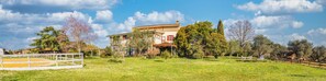 Ferienhaus, Balkon, Gartenblick | Außenbereich