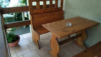 تناول الطعام بالخارج