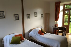 4 habitaciones, tabla de planchar con plancha, wifi y ropa de cama 