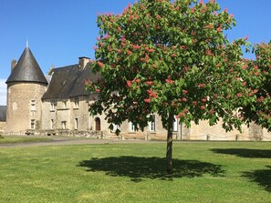 Exterior - Cottage “Logis Auprès du Château” with Private Garden and Wi-Fi (Paizay-Naudouin-Embourie)