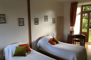 Room - Cottage “Logis Auprès du Château” with Private Garden and Wi-Fi (Paizay-Naudouin-Embourie)