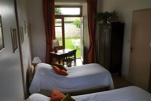 4 bedrooms, iron/ironing board, WiFi, bed sheets
