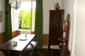 Dining - Cottage “Logis Auprès du Château” with Private Garden and Wi-Fi (Paizay-Naudouin-Embourie)