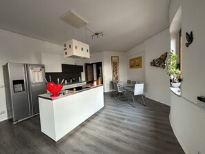 Private kitchen - Apartment in Catania a few steps from the sea with bus stop under the house (Aci Castello)