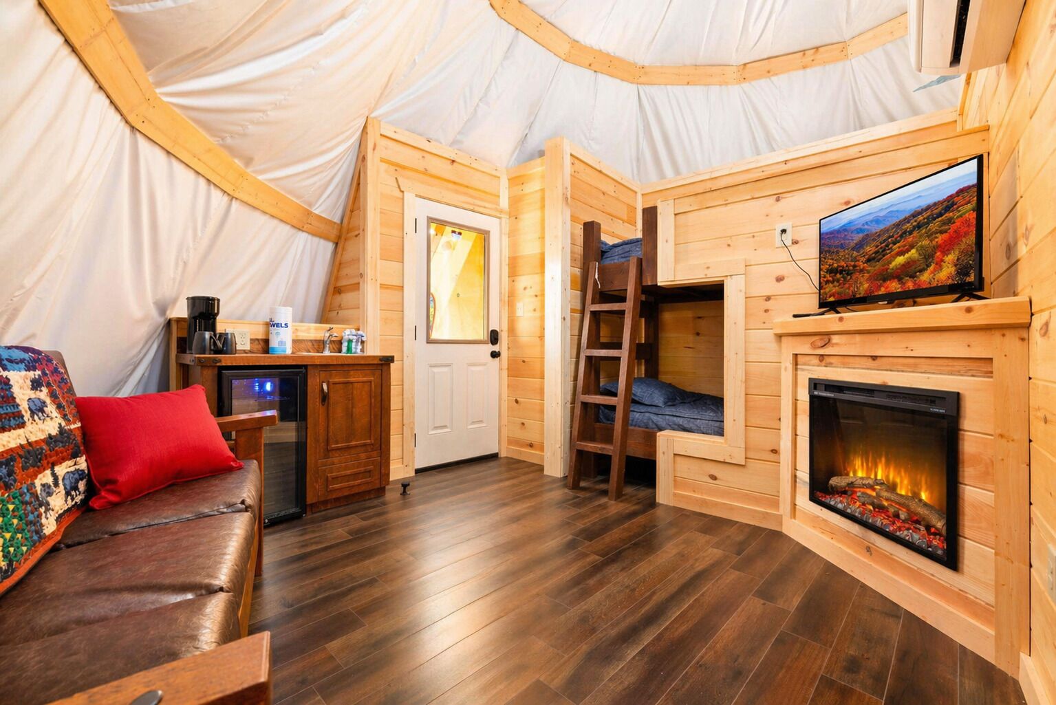 Smart TV, fireplace