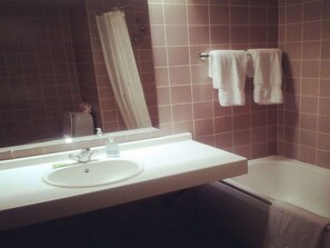 Room, 1 Bedroom, Accessible, Smoking | Bathroom