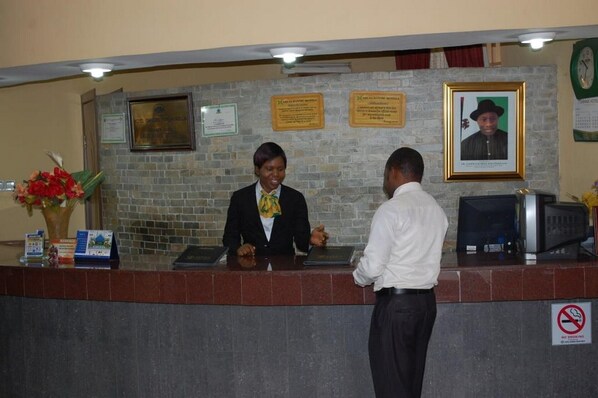 Room, 1 Bedroom, Accessible, Smoking | Lobi