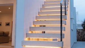 A modern staircase with illuminated steps, leading to an upper level. - Villa Petra Arenal dén Castell Menorca (Es Mercadal)