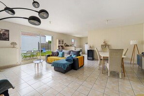 Living area - Holiday Home “Coeur vendéen - 16km from Puy du Fou” with Private Terrace, Garden & Wi-Fi (Les Landes-Genusson)