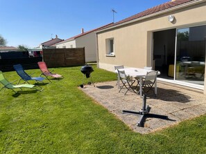Outdoor dining - Holiday Home “Coeur vendéen - 16km from Puy du Fou” with Private Terrace, Garden & Wi-Fi (Les Landes-Genusson)