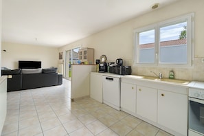 Fridge, microwave, oven, stovetop - Holiday Home “Coeur vendéen - 16km from Puy du Fou” with Private Terrace, Garden & Wi-Fi (Les Landes-Genusson)