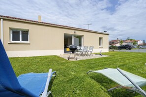 Property grounds - Holiday Home “Coeur vendéen - 16km from Puy du Fou” with Private Terrace, Garden & Wi-Fi (Les Landes-Genusson)