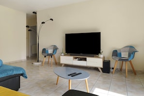 TV - Holiday Home “Coeur vendéen - 16km from Puy du Fou” with Private Terrace, Garden & Wi-Fi (Les Landes-Genusson)