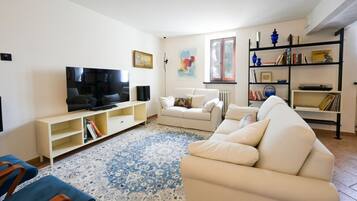 TV, tavolo da ping pong