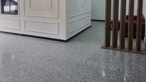 Una habitació amb una paret blanca, una porta, una finestra i un sostre amb il·luminació empotrada.