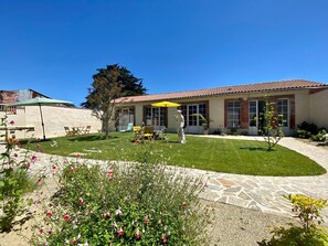 Exterior - Quiet gîte next to orchard - guests (La Bernerie-en-Retz)